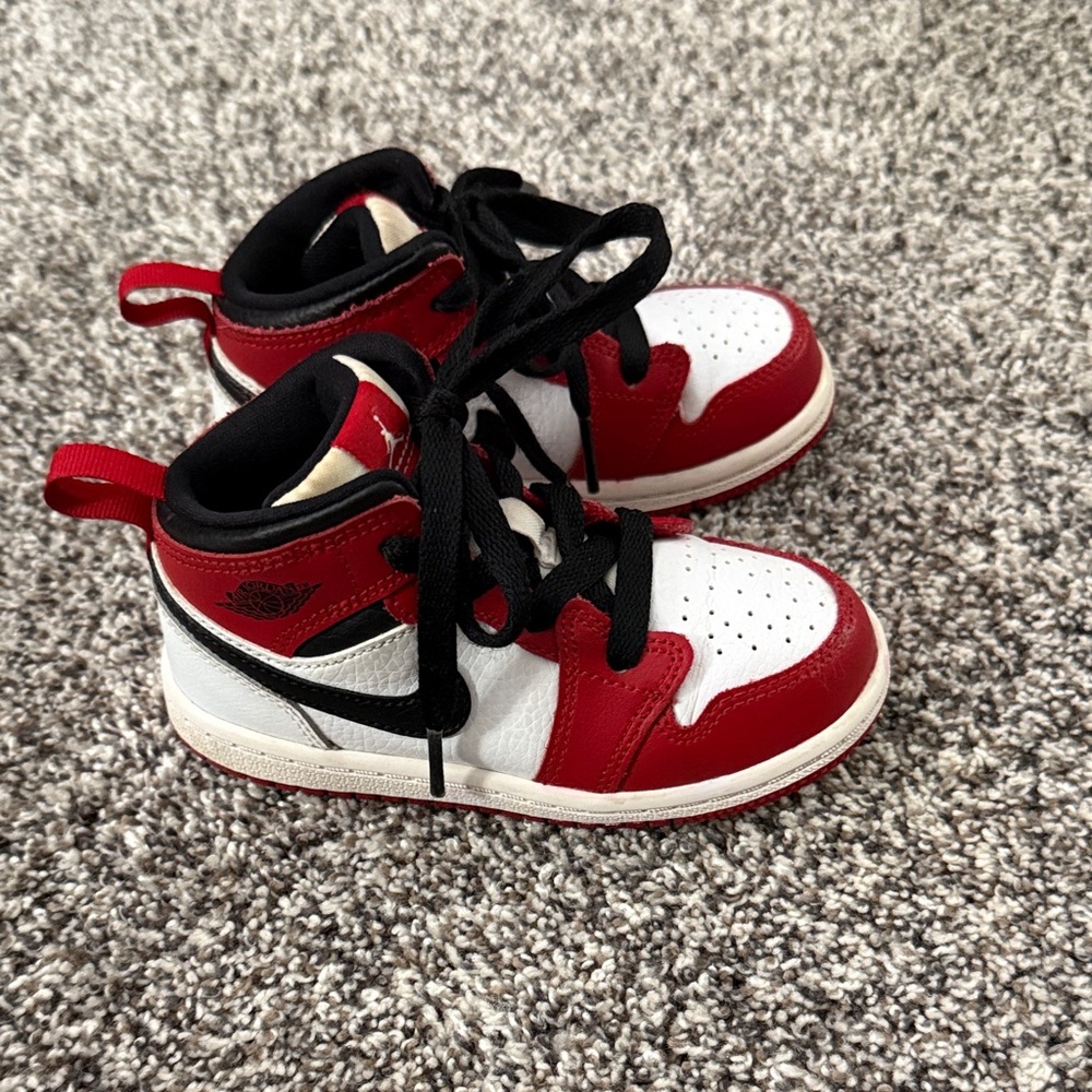 Toddler Jordan 1 Mid
Chicago (2020) Sneakers